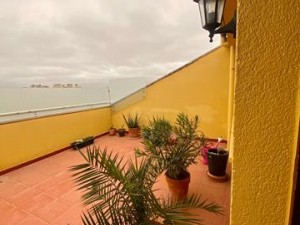 Duplex con terraza y piscina.