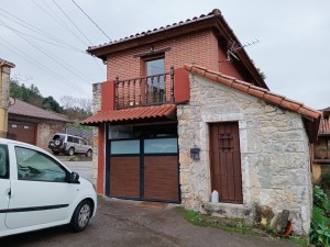 Casa piedra  garaje y jardin