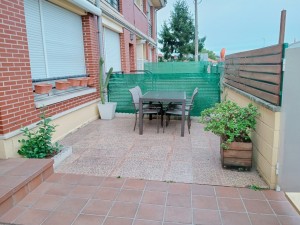 bajo con terraza y piscina