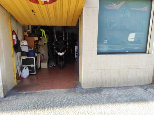 local muy cuadrado con ventana