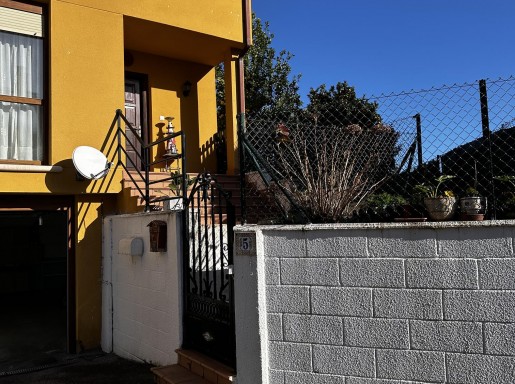 Chalet con porche y jardin Chalet con porche y jardin