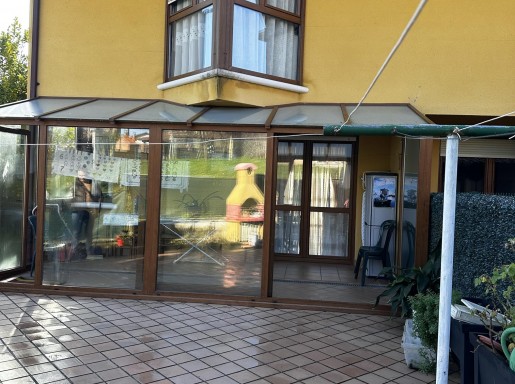 Chalet con porche y jardin