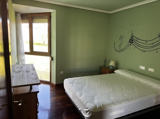 Chalet con porche y jardin