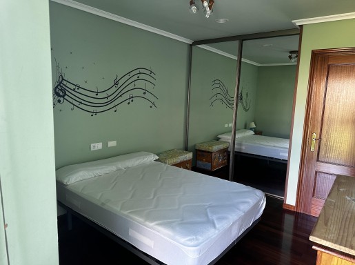 Chalet con porche y jardin