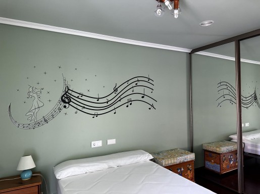 Chalet con porche y jardin