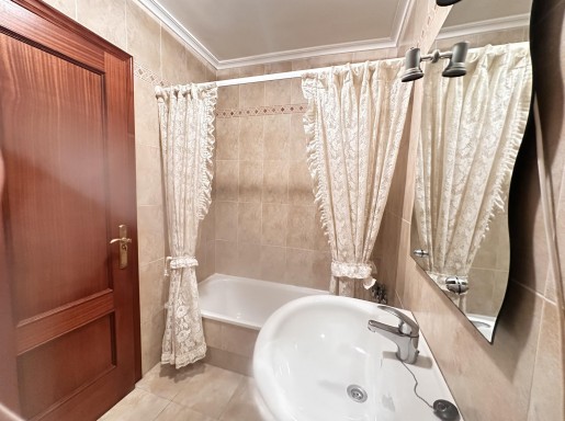 Piso amplio con trastero 