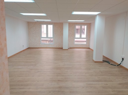 EXCELENTE LOCAL CON ASCENSOR