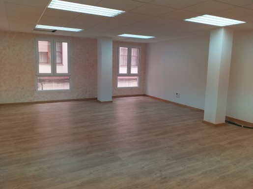 EXCELENTE LOCAL CON ASCENSOR