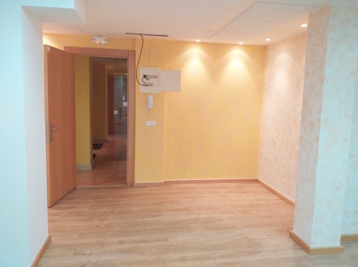 EXCELENTE LOCAL CON ASCENSOR