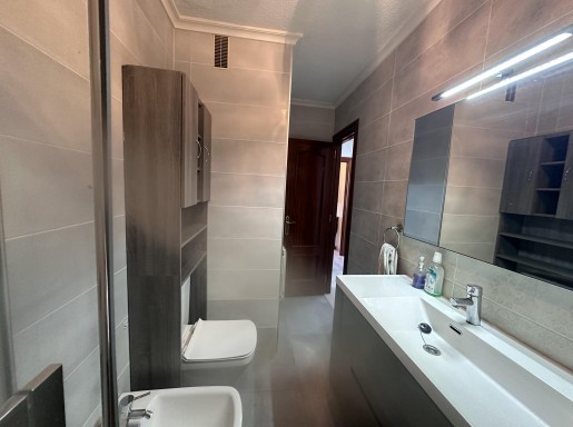 Piso con 2 baños y ascensor