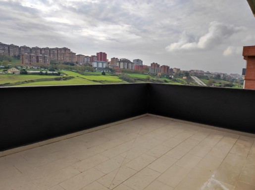 atico con terrazas y piscina