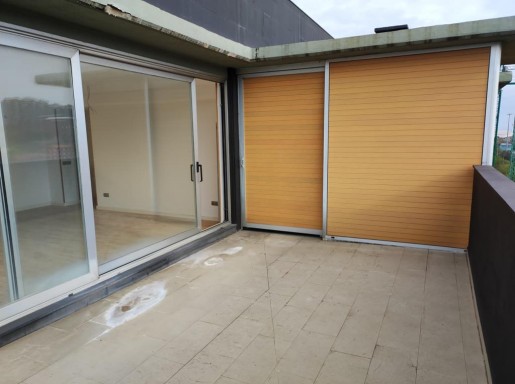 atico con terrazas y piscina