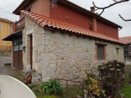 Casa piedra  garaje y jardin