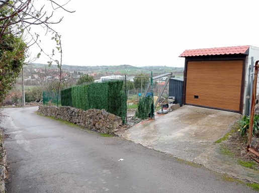 Casa piedra  garaje y jardin