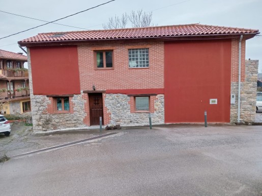 Casa piedra  garaje y jardin