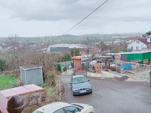 Casa piedra  garaje y jardin