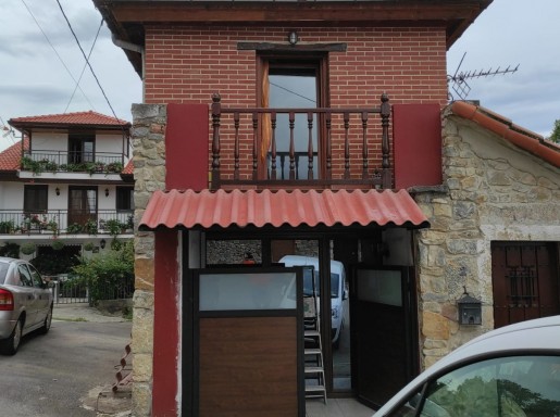 Casa piedra  garaje y jardin