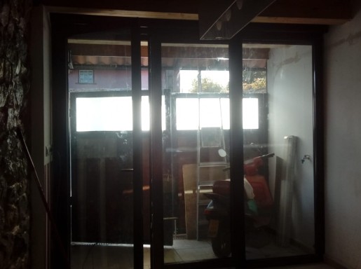 Casa piedra  garaje y jardin