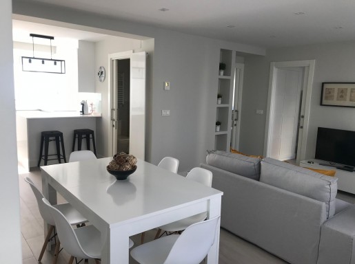 EXCELENTE VIVIENDA REFORMADA .