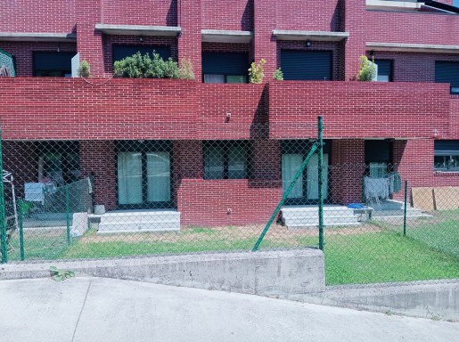 Bajo con jardin, garaje,traste