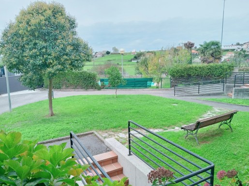 bajo con terraza y piscina