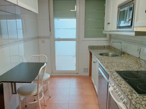 bajo con terraza y piscina