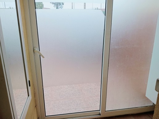 bajo con terraza y piscina
