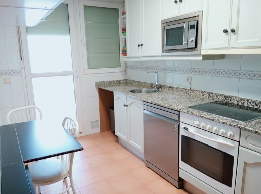 bajo con terraza y piscina