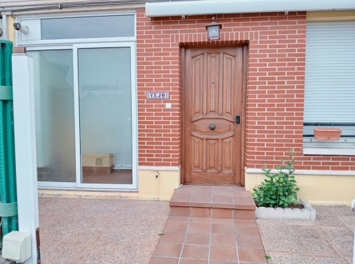bajo con terraza y piscina