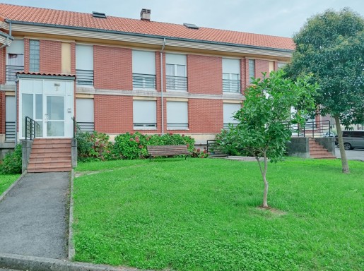 bajo con terraza y piscina