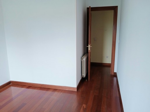 bajo con terraza y piscina