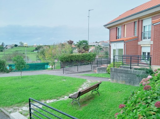 bajo con terraza y piscina