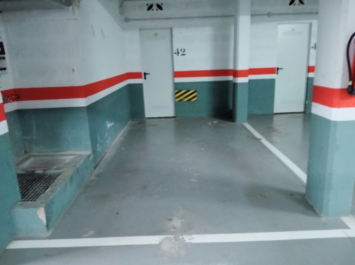 bajo con terraza y piscina