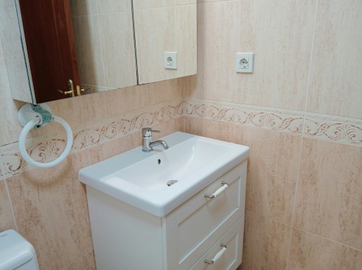 bajo con terraza y piscina