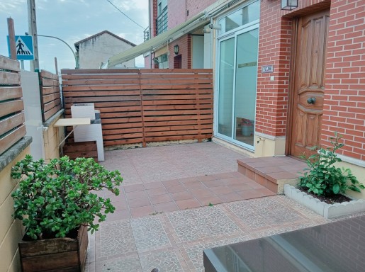 bajo con terraza y piscina