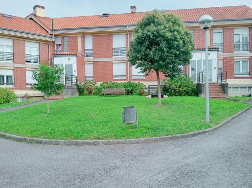 bajo con terraza y piscina
