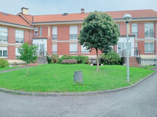 bajo con terraza y piscina