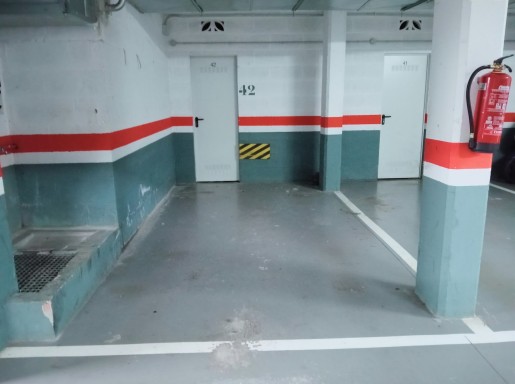 bajo con terraza y piscina