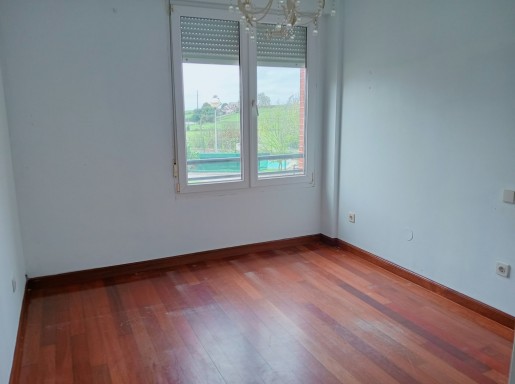 bajo con terraza y piscina