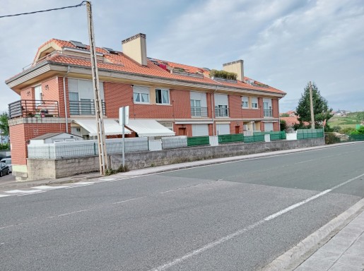 bajo con terraza y piscina