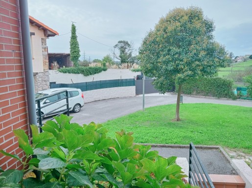 bajo con terraza y piscina