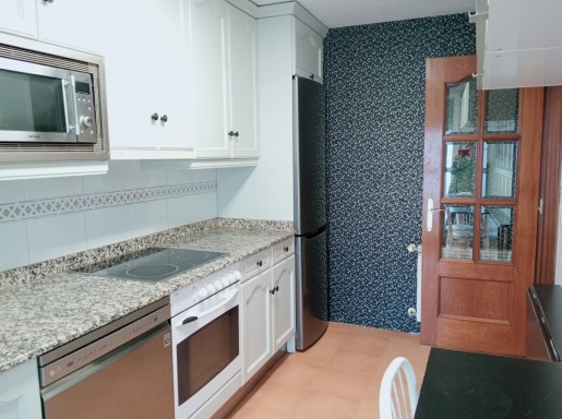 bajo con terraza y piscina