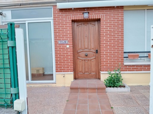 bajo con terraza y piscina