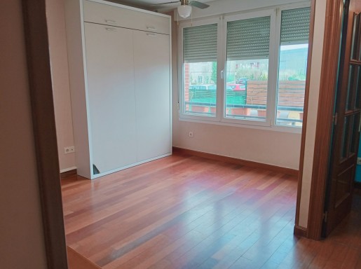 bajo con terraza y piscina