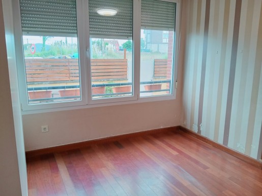 bajo con terraza y piscina