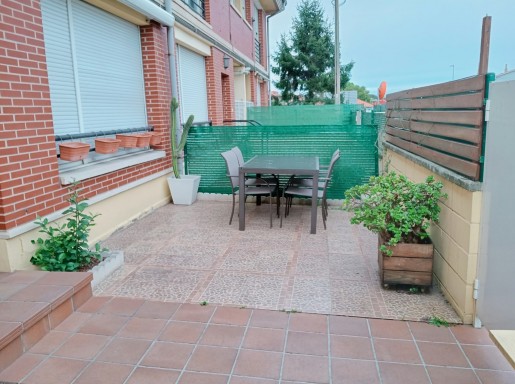 bajo con terraza y piscina