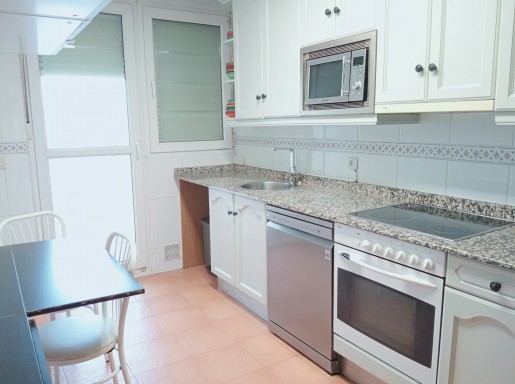 bajo con terraza y piscina
