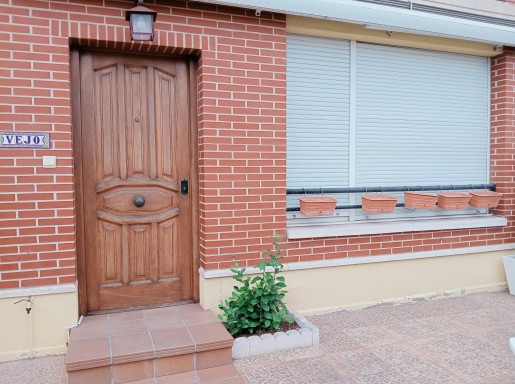 bajo con terraza y piscina