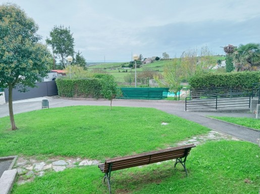 bajo con terraza y piscina