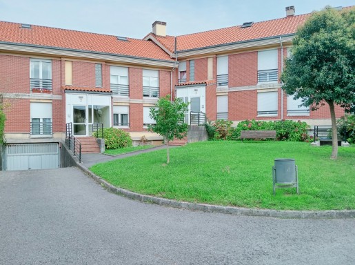 bajo con terraza y piscina